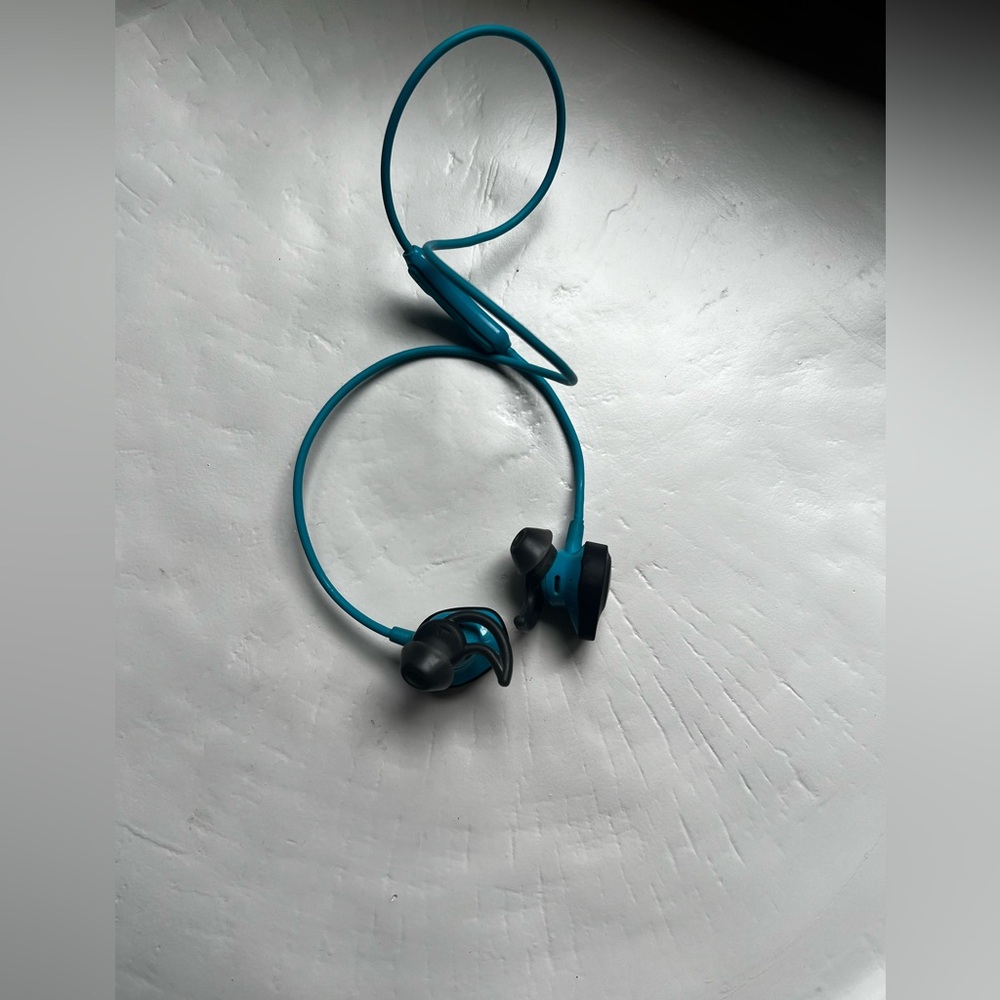 Bose Soundsport wireless in-ear headphones. With case and charging wire.